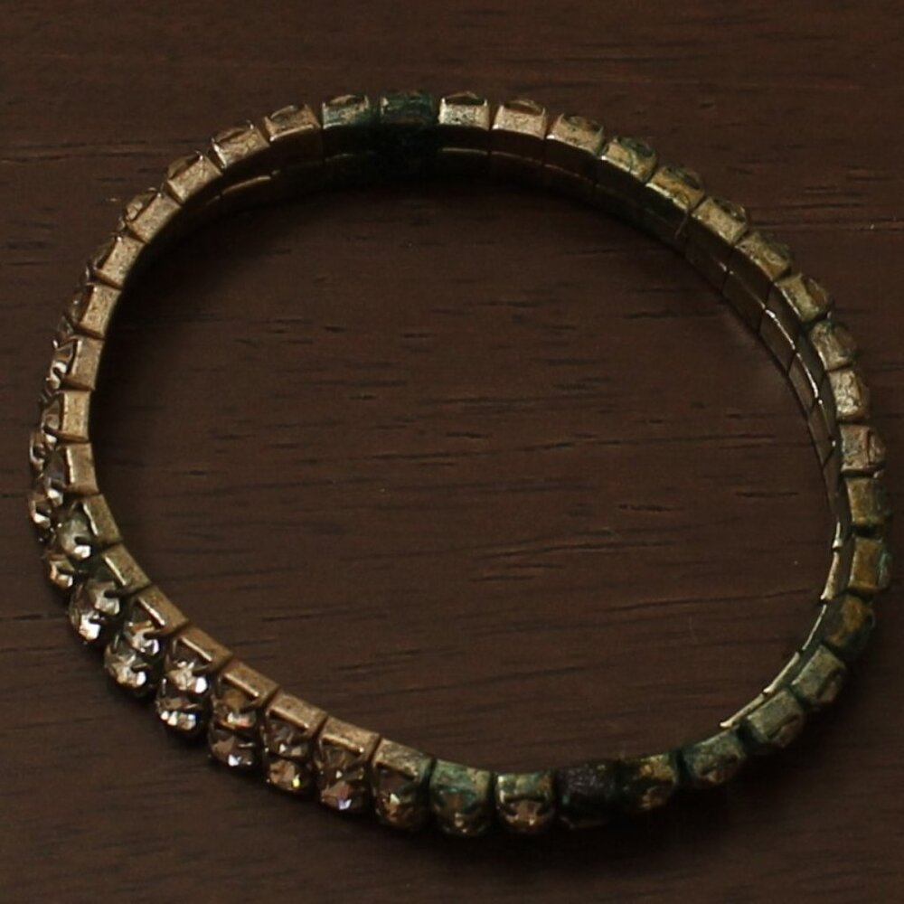 Braclet is missing sets. Bracelet has green corrosion. Lot p2